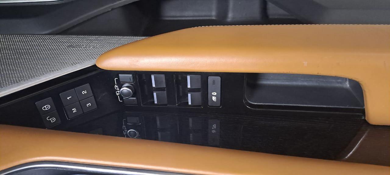 2019 Land Rover Range Rover Velar D180 R-Dynamic SE Photo