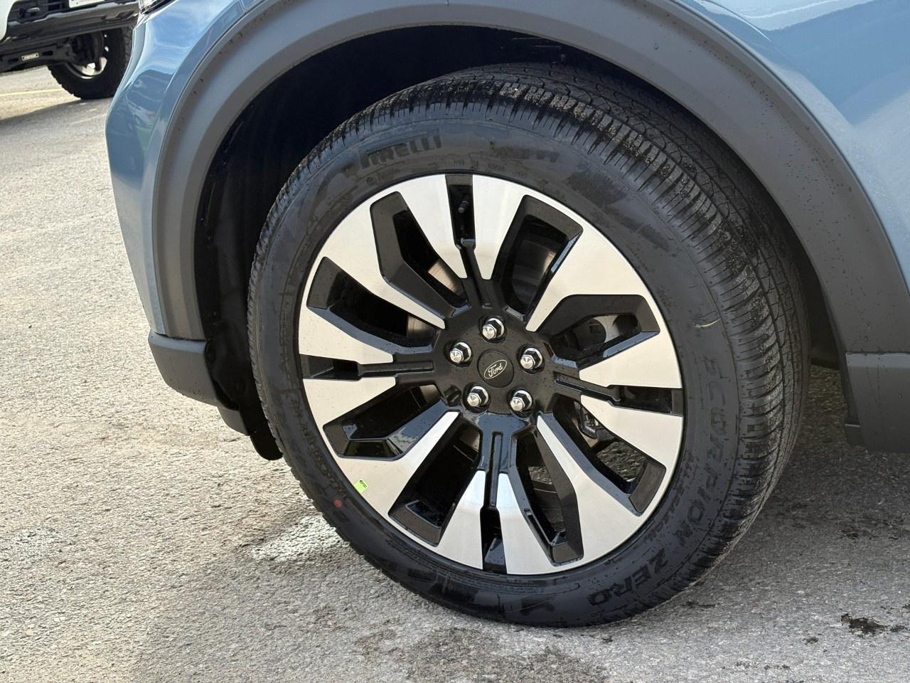 2027 Ford Explorer Platinum 4WD Photo