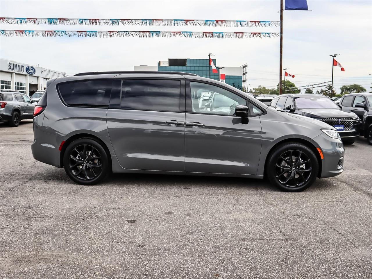 2025 Chrysler Pacifica Limited Power Sliding Doors | Leather | Black Pkg. | Alloy | Photo