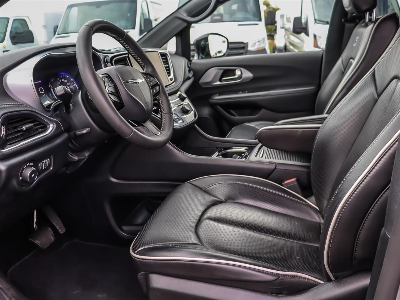 2025 Chrysler Pacifica Limited Power Sliding Doors | Leather | Black Pkg. | Alloy | Photo