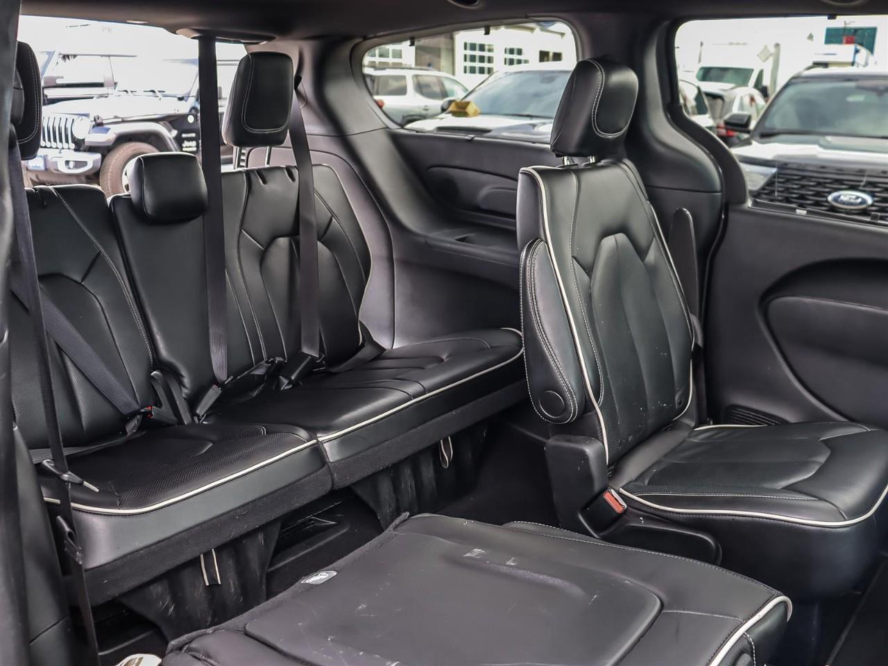 2025 Chrysler Pacifica Limited Power Sliding Doors | Leather | Black Pkg. | Alloy | Photo