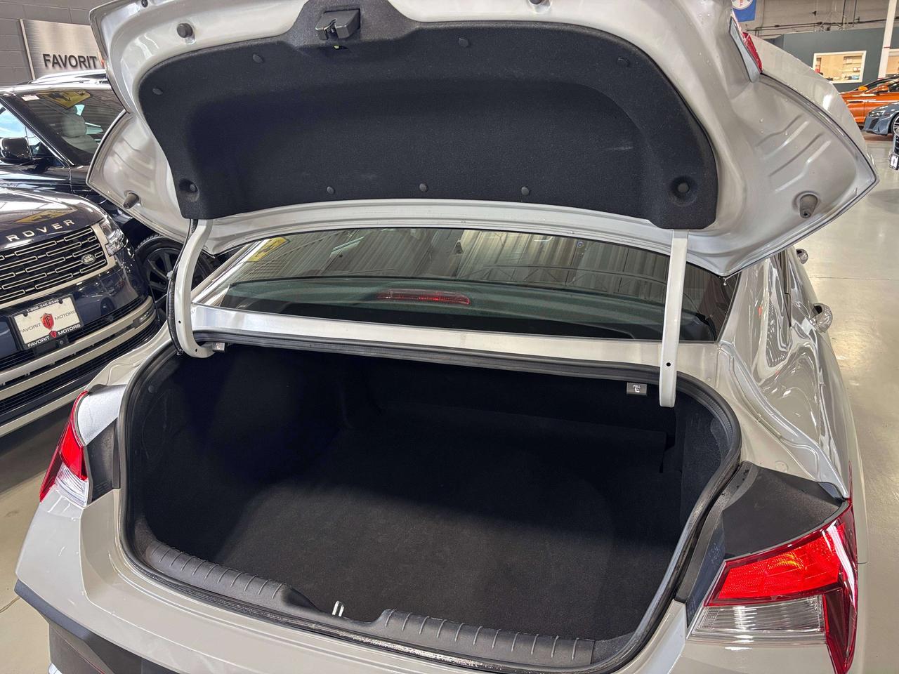2025 Hyundai Elantra Preferred|NAV|SUNROOF|ALLOYS|AMBIENT|HEATEDSEATS|+ Photo