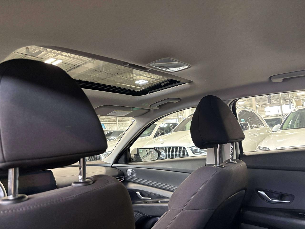 2025 Hyundai Elantra Preferred|NAV|SUNROOF|ALLOYS|AMBIENT|HEATEDSEATS|+ Photo