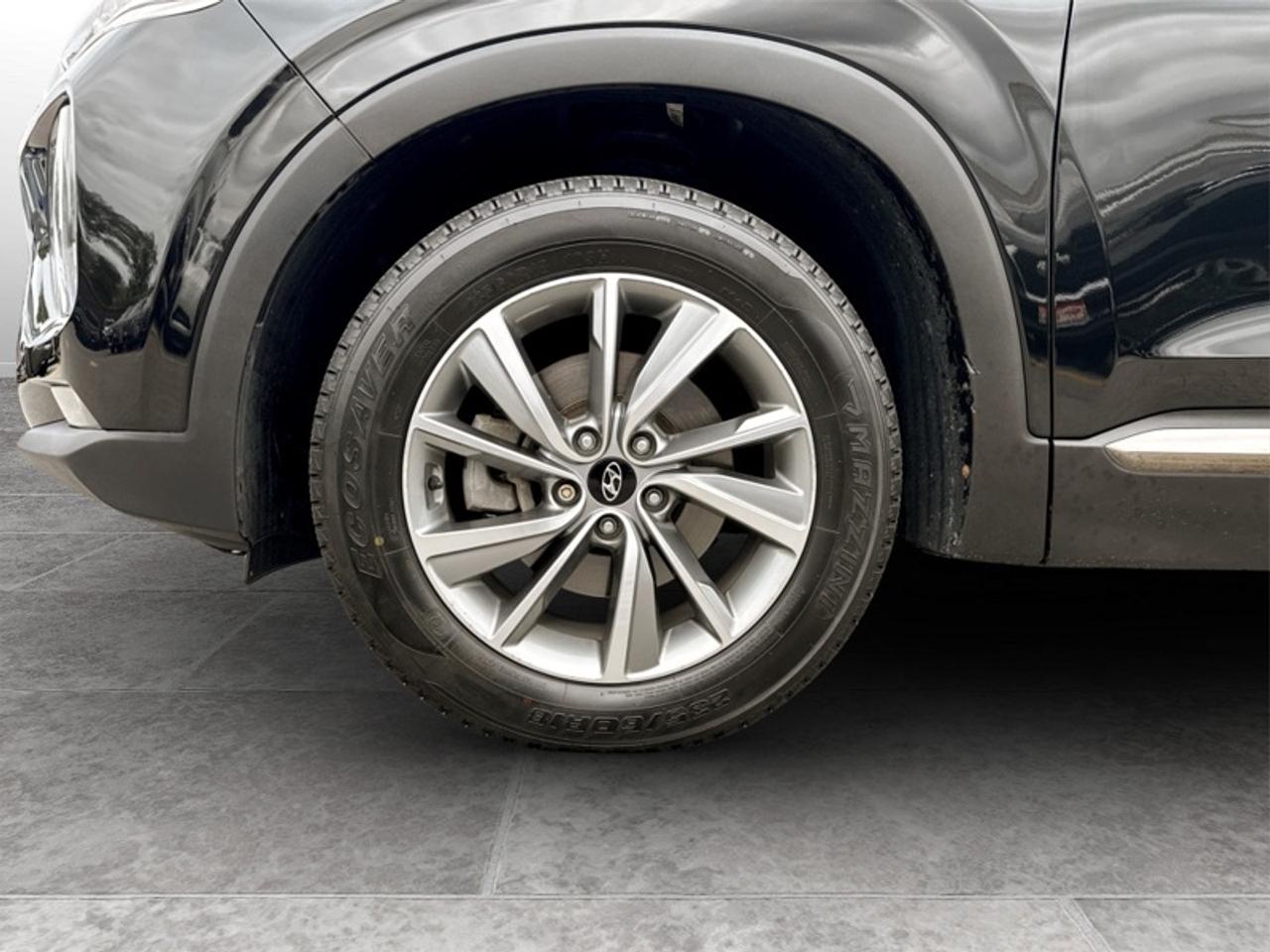 2019 Hyundai Santa Fe Preferred w/Dark Chrome Accent  *LOW KMS* Photo