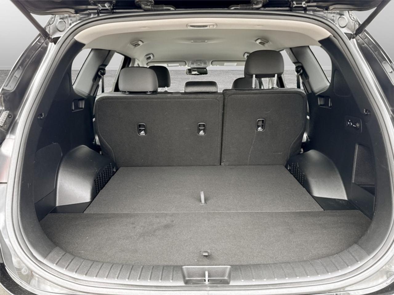 2019 Hyundai Santa Fe Preferred w/Dark Chrome Accent  *LOW KMS* Photo