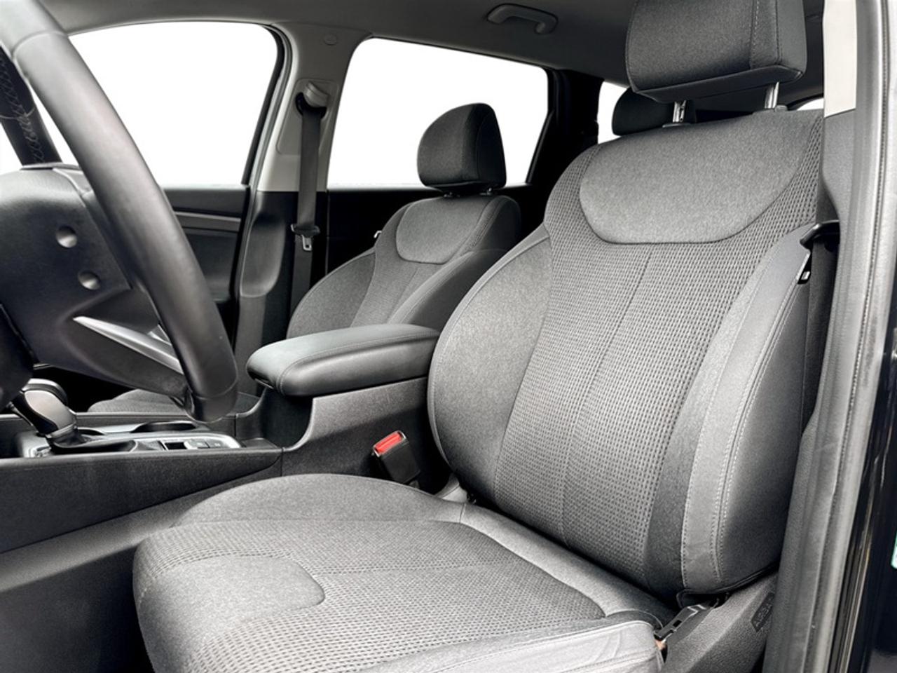 2019 Hyundai Santa Fe Preferred w/Dark Chrome Accent  *LOW KMS* Photo