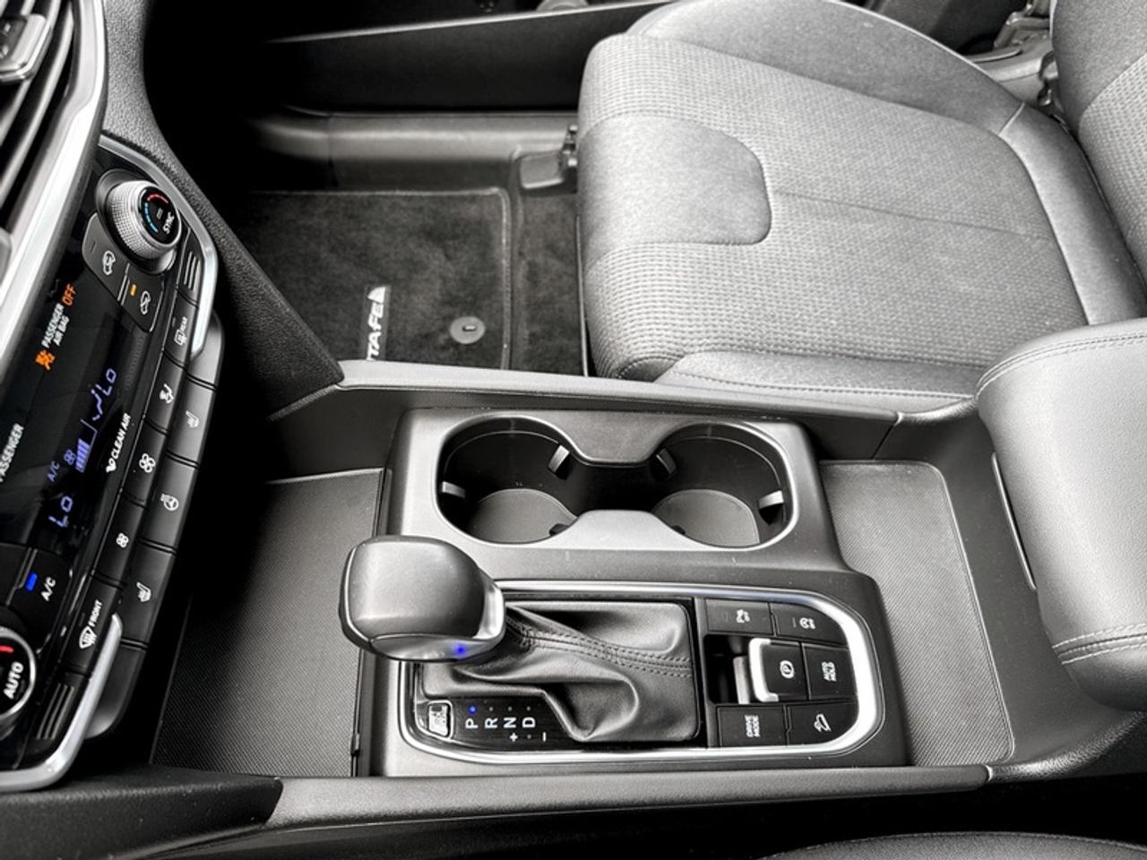 2019 Hyundai Santa Fe Preferred w/Dark Chrome Accent  *LOW KMS* Photo