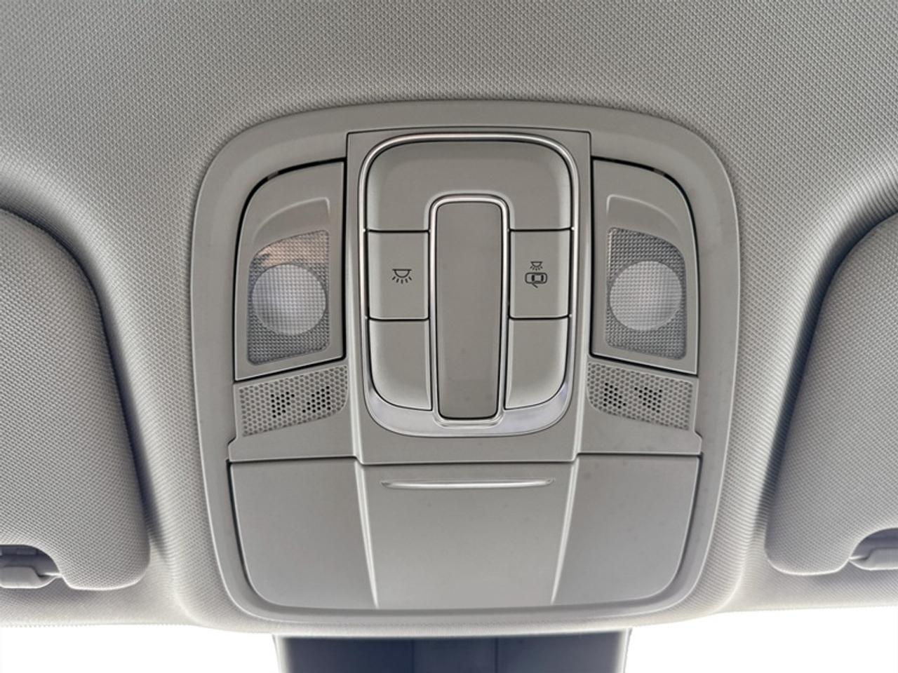 2019 Hyundai Santa Fe Preferred w/Dark Chrome Accent  *LOW KMS* Photo