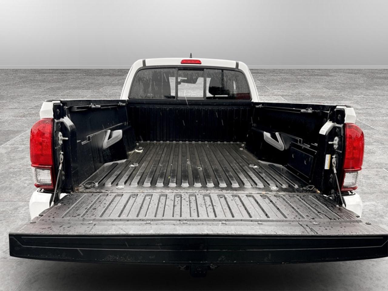 2021 Toyota Tacoma SR  **VERY LOW KMS - CLEAN CARFAX** Photo