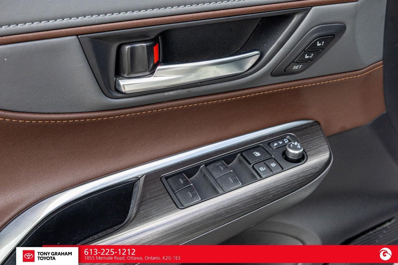 2023 Toyota Venza LIMITED Photo