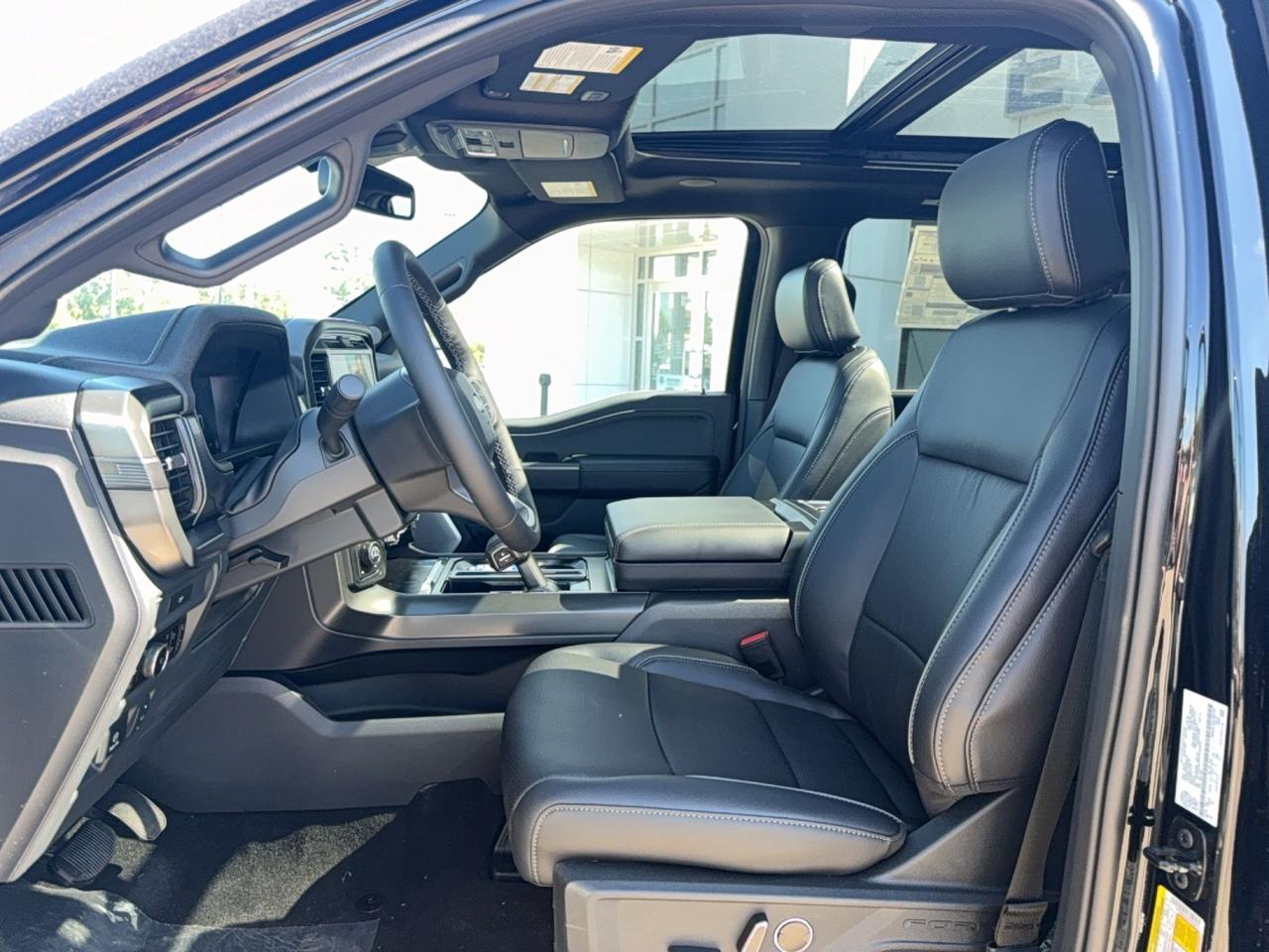 2026 Ford F-150 LARIAT, MOONROOF, TOW/HAUL PKG, BLACK PKG Photo