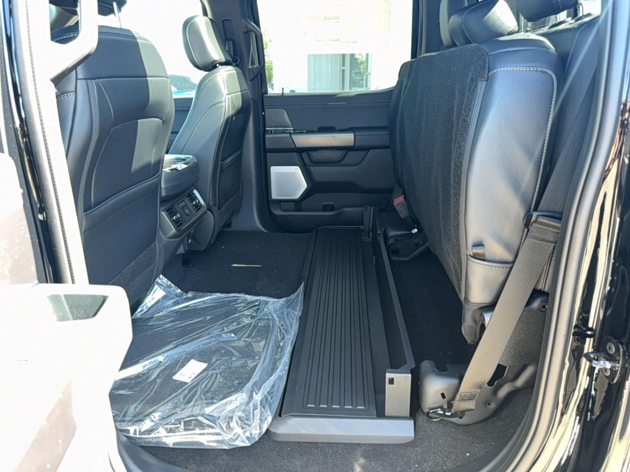 2026 Ford F-150 LARIAT, MOONROOF, TOW/HAUL PKG, BLACK PKG Photo