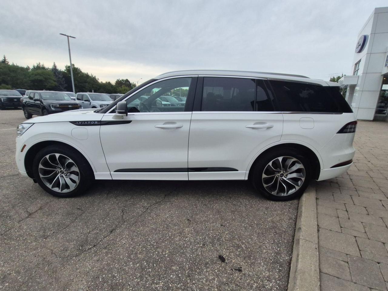 2020 Lincoln Aviator GT! PHEV! BOUGHT HERE, SERVICED HERE! LOCAL TRADE! Photo3