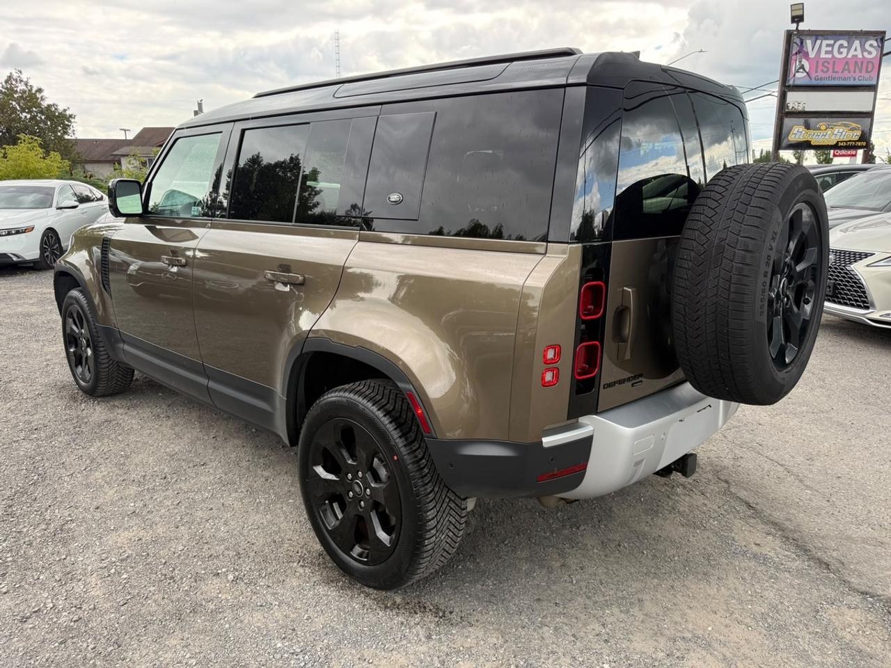 2022 Land Rover Defender 110 SE 7 passengers Photo