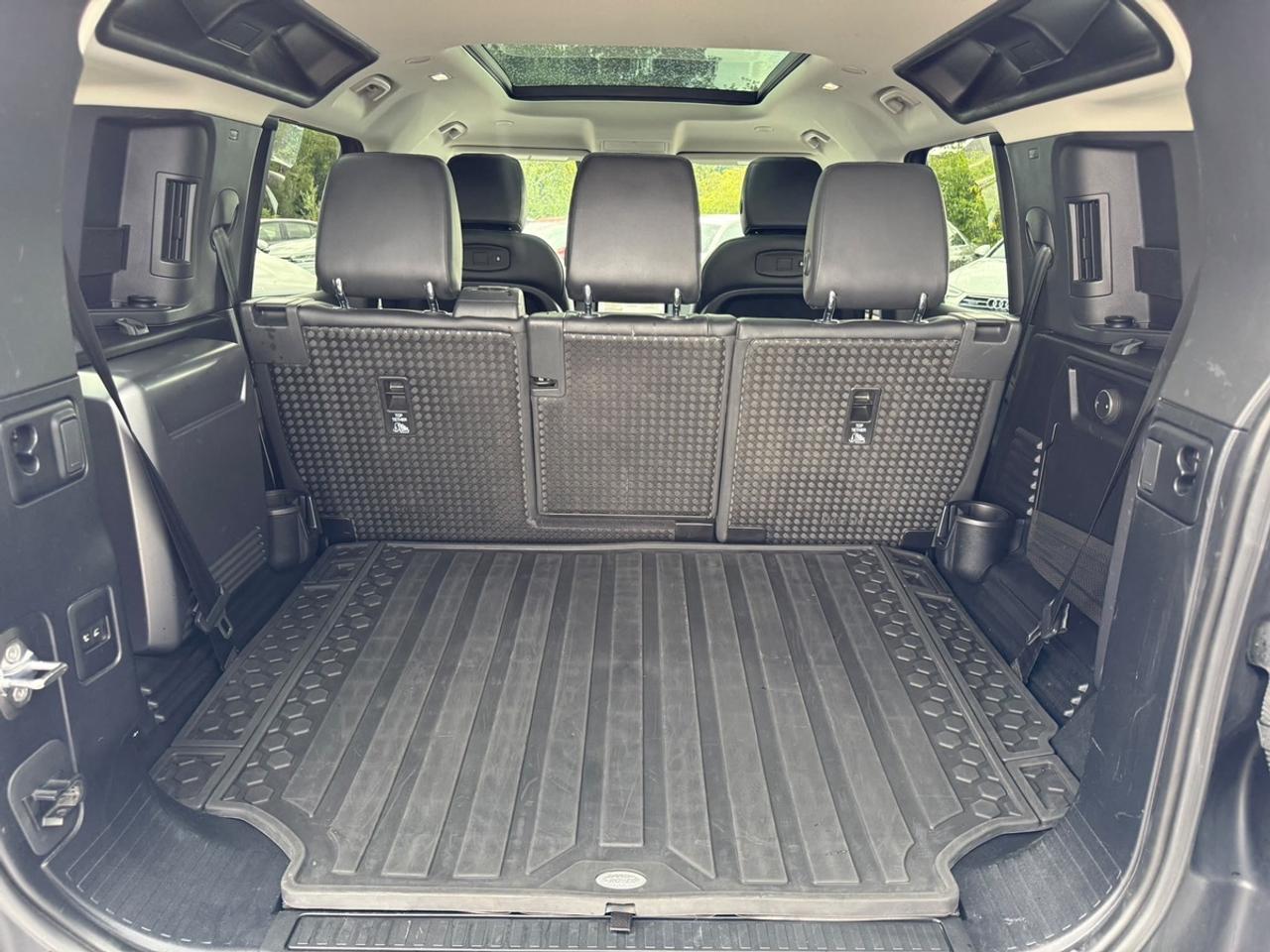 2022 Land Rover Defender 110 SE 7 passengers Photo