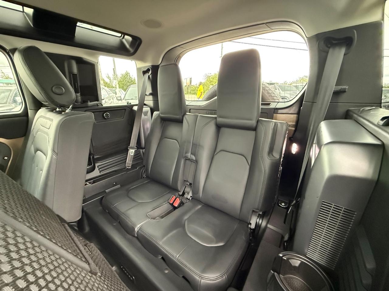 2022 Land Rover Defender 110 SE 7 passengers Photo