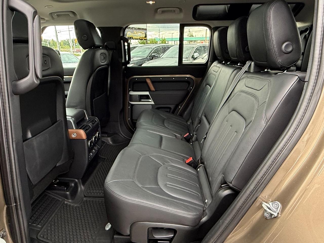 2022 Land Rover Defender 110 SE 7 passengers Photo