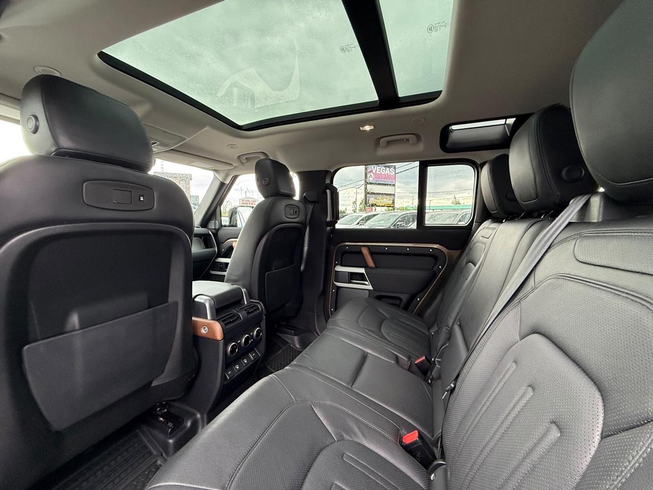 2022 Land Rover Defender 110 SE 7 passengers Photo