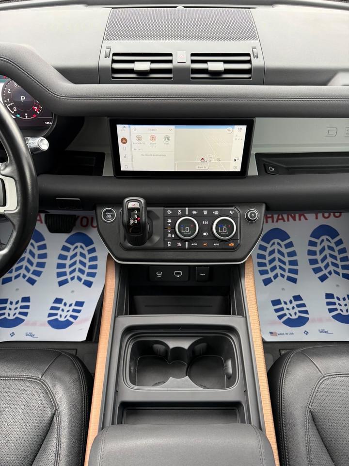 2022 Land Rover Defender 110 SE 7 passengers Photo