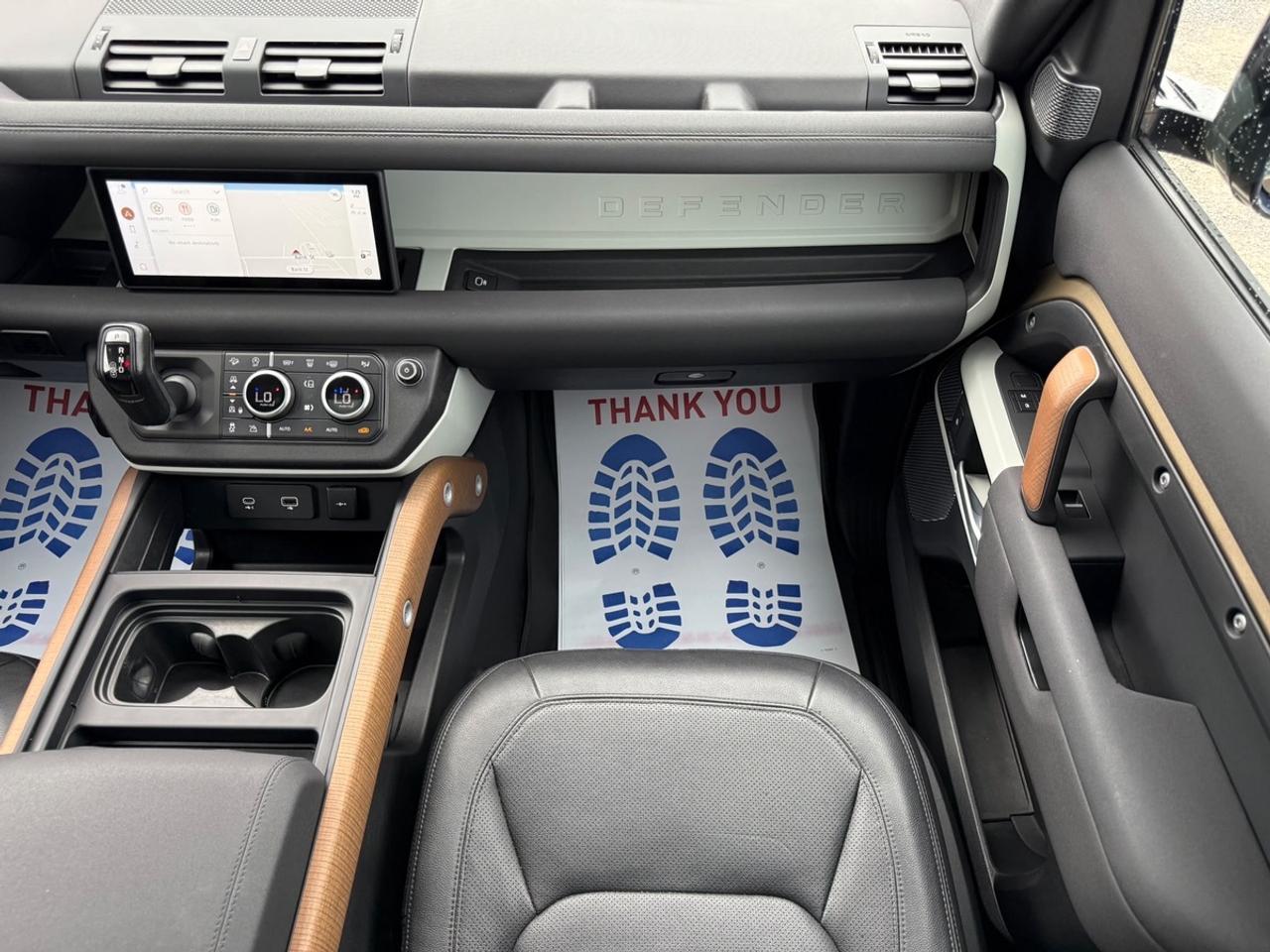 2022 Land Rover Defender 110 SE 7 passengers Photo