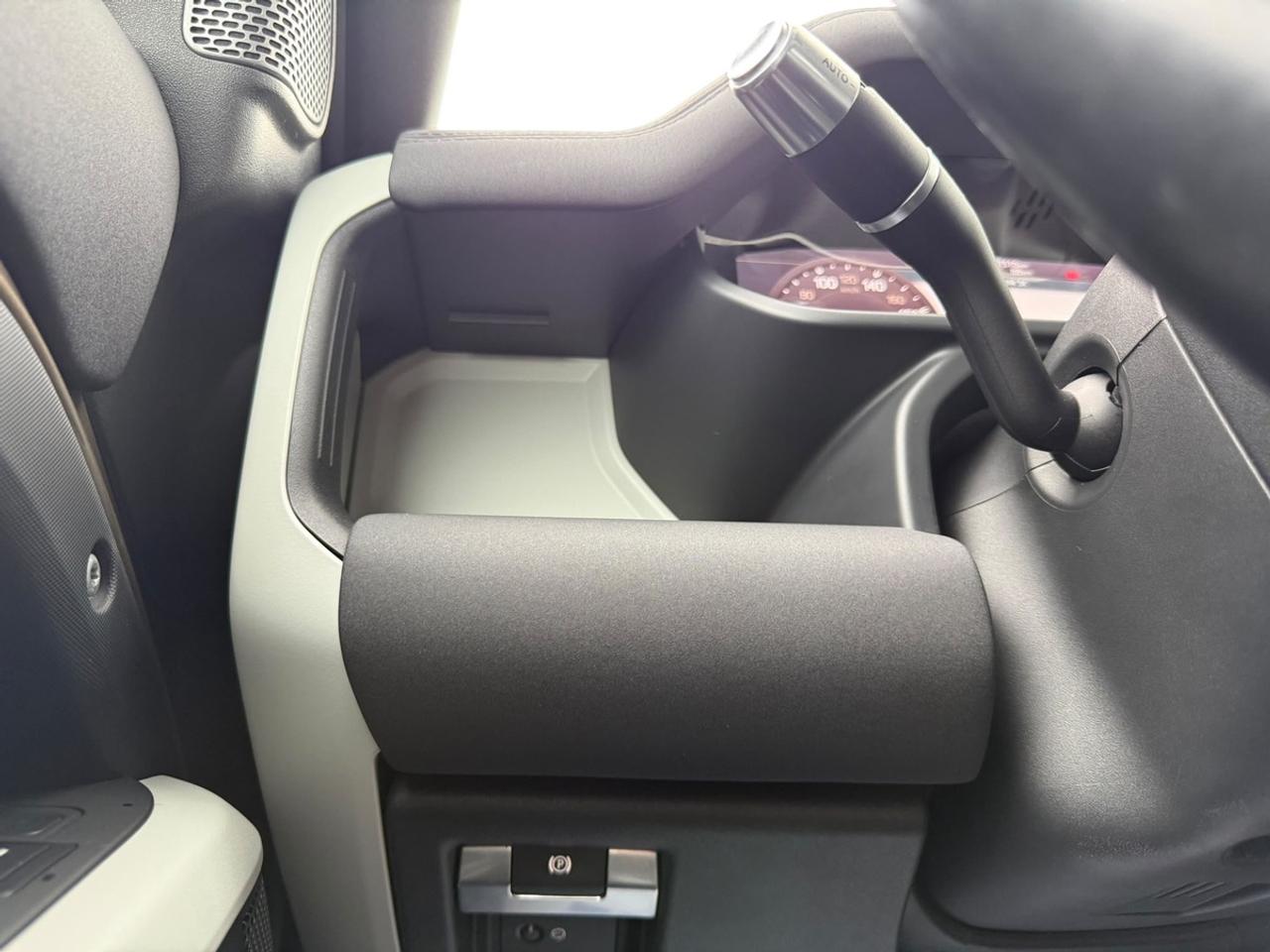2022 Land Rover Defender 110 SE 7 passengers Photo