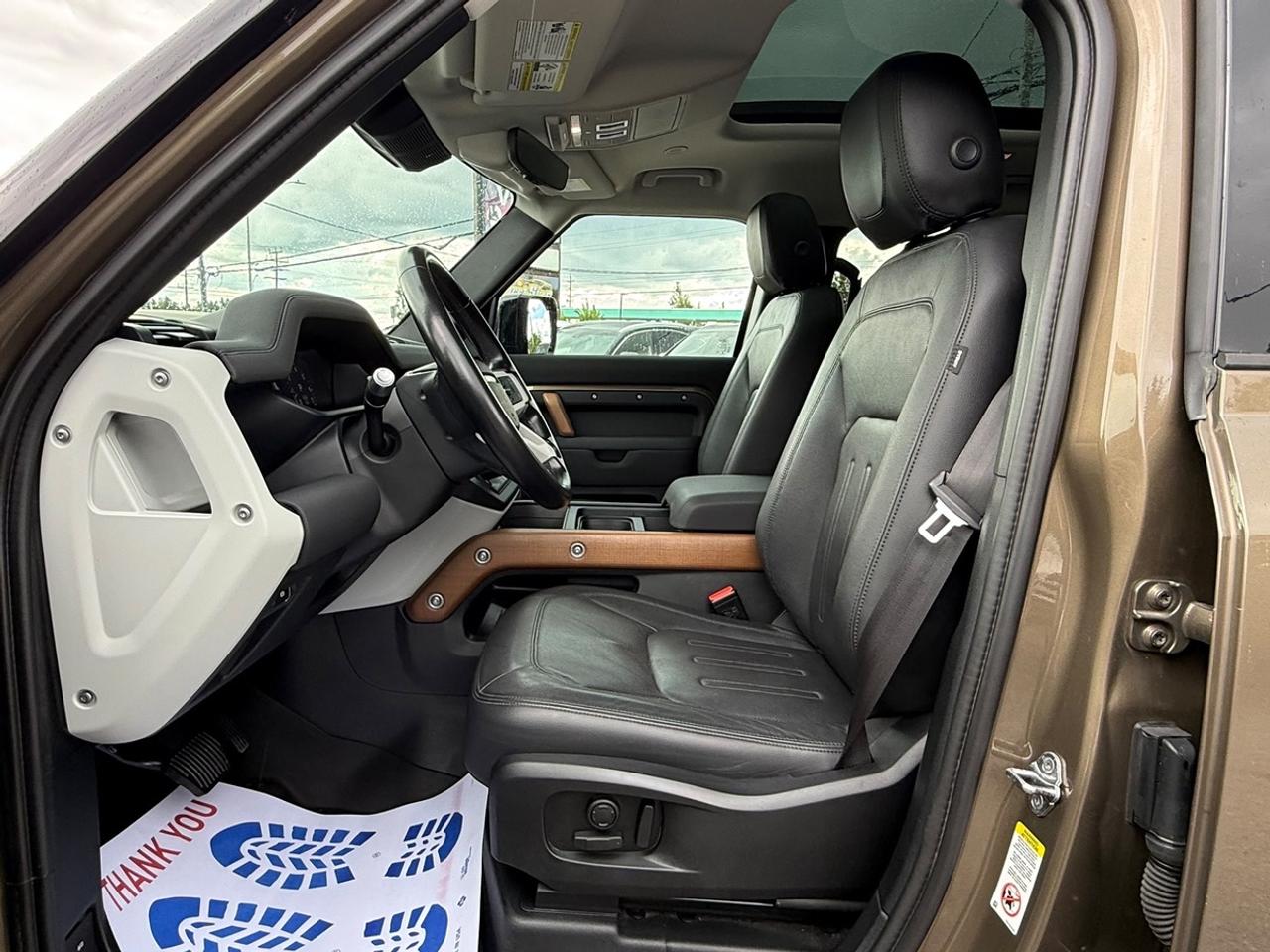 2022 Land Rover Defender 110 SE 7 passengers Photo