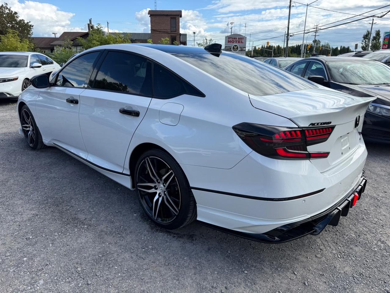 2022 Honda Accord Touring Photo3