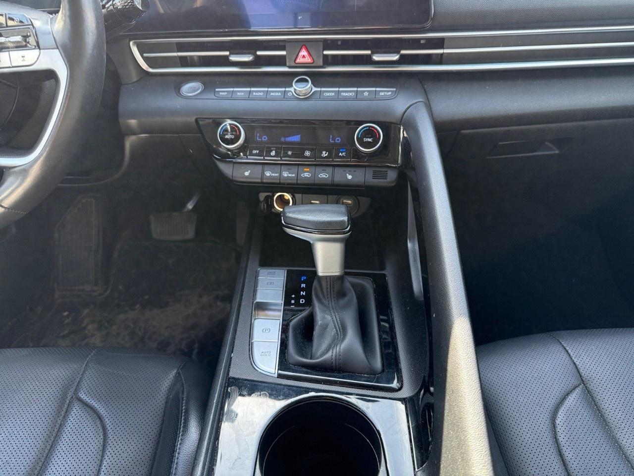 2023 Hyundai Elantra Luxury IVT Photo