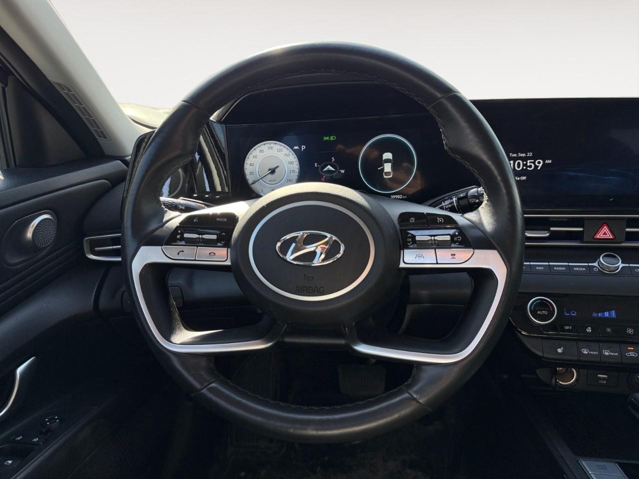 2023 Hyundai Elantra Luxury IVT Photo