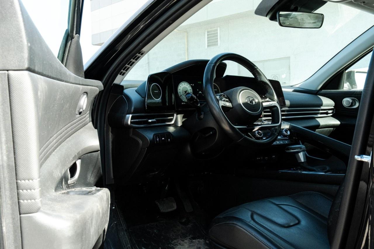 2023 Hyundai Elantra Luxury IVT Photo