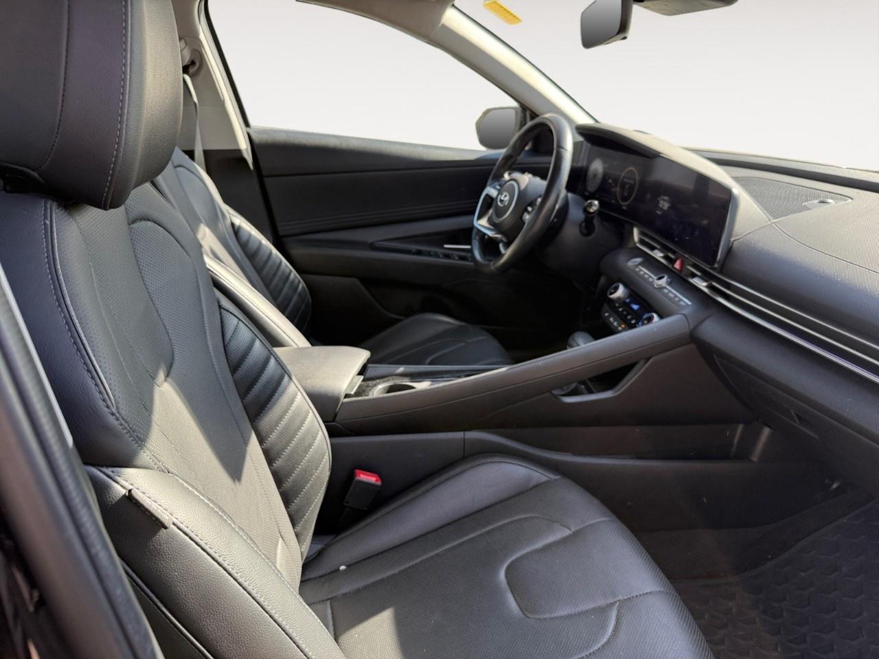 2023 Hyundai Elantra Luxury IVT Photo