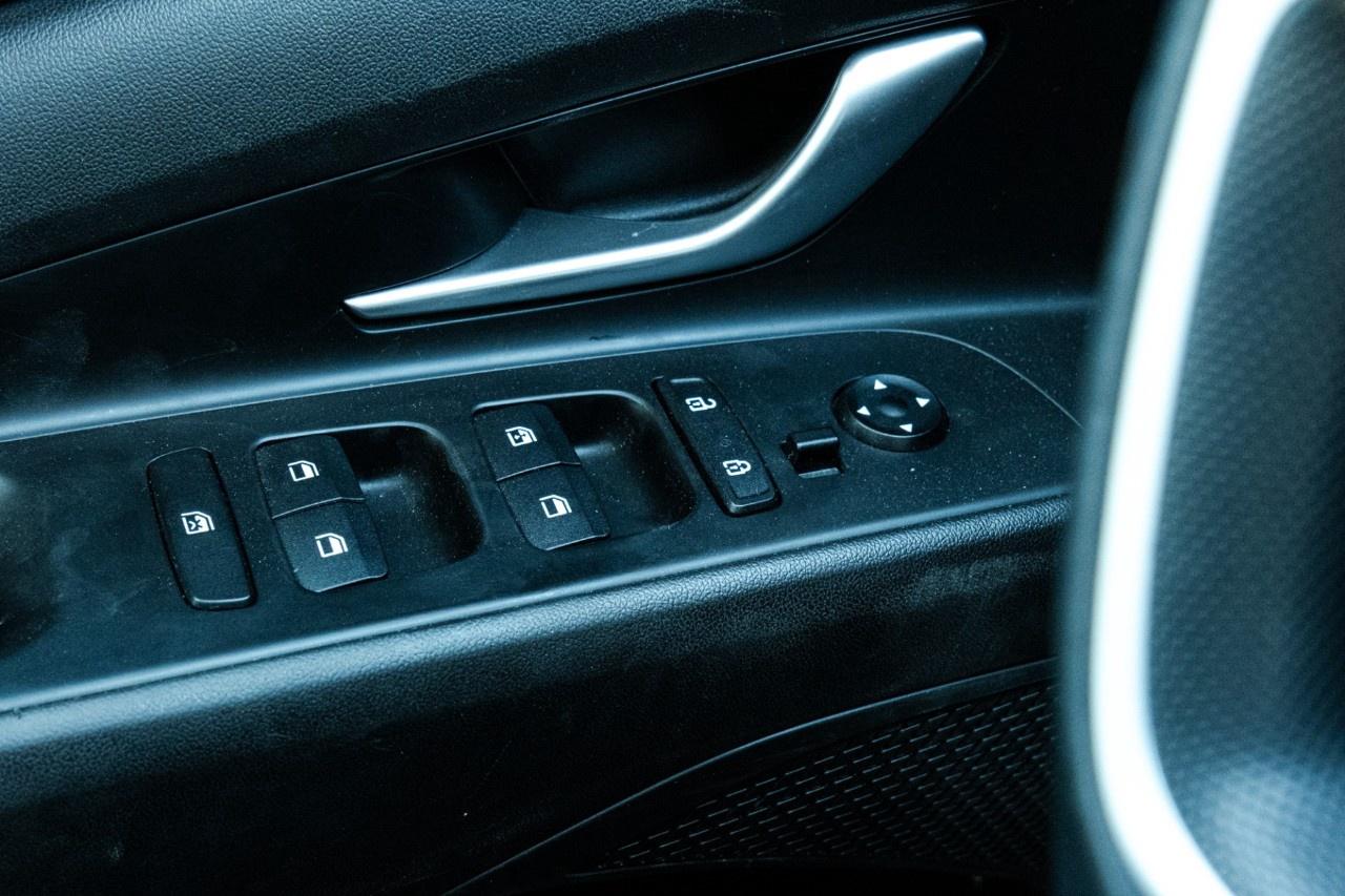 2023 Hyundai Elantra Luxury IVT Photo