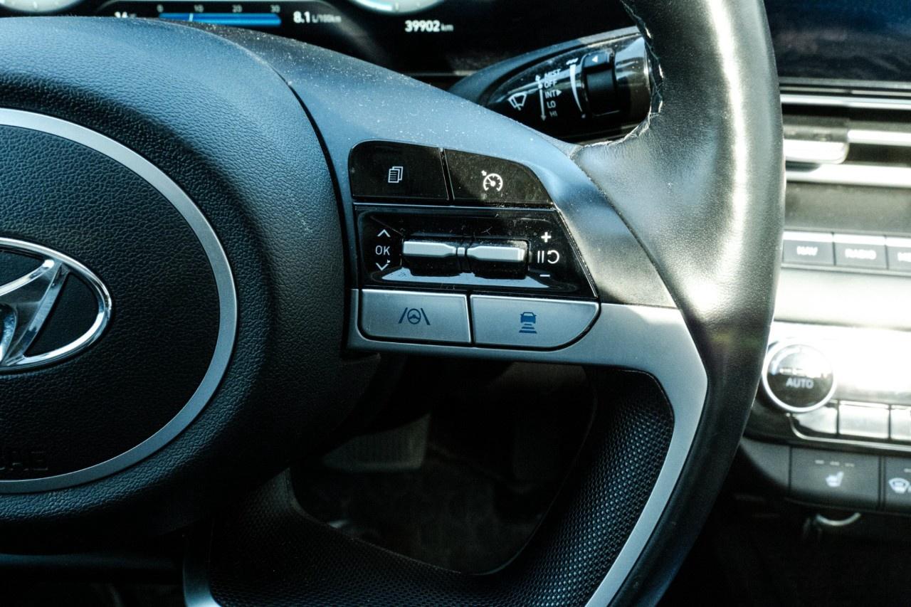 2023 Hyundai Elantra Luxury IVT Photo