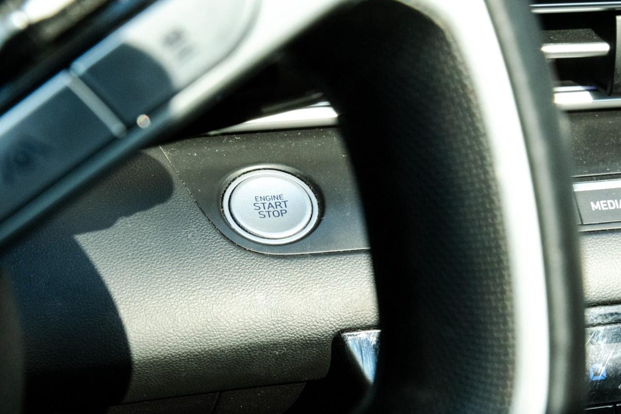 2023 Hyundai Elantra Luxury IVT Photo