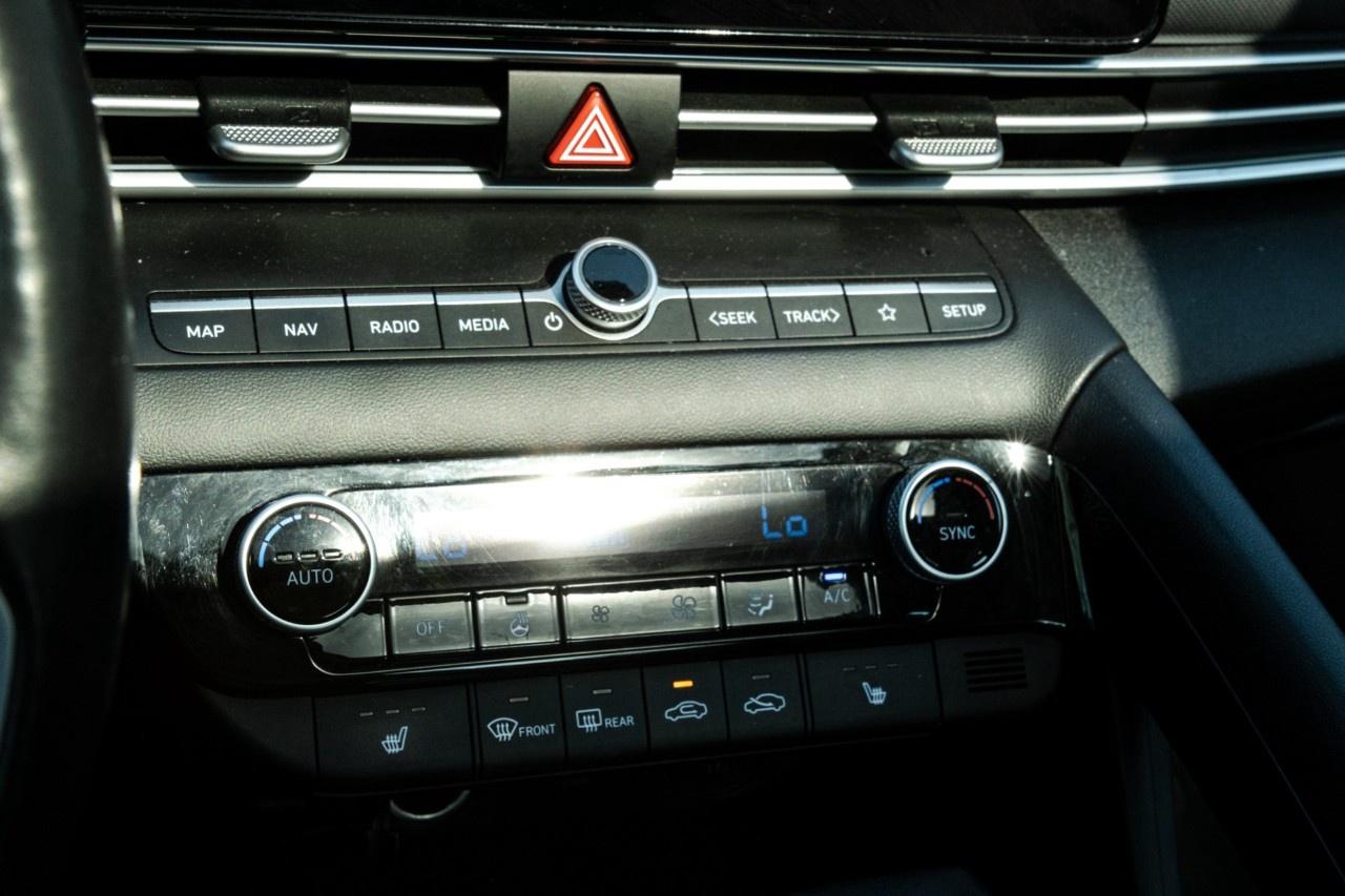 2023 Hyundai Elantra Luxury IVT Photo