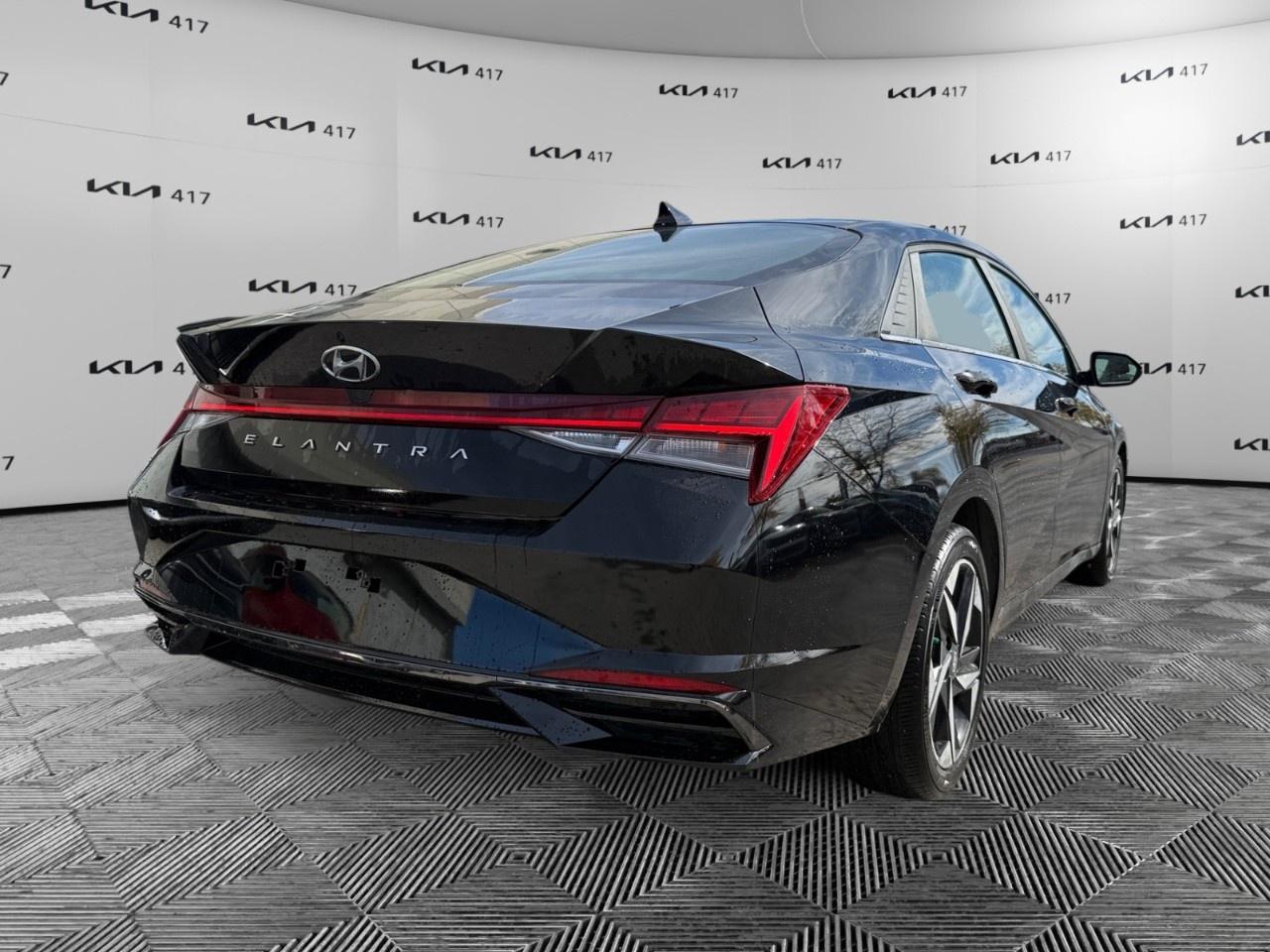 2023 Hyundai Elantra Luxury IVT Photo