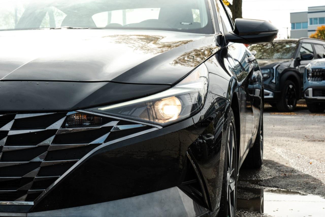 2023 Hyundai Elantra Luxury IVT Photo