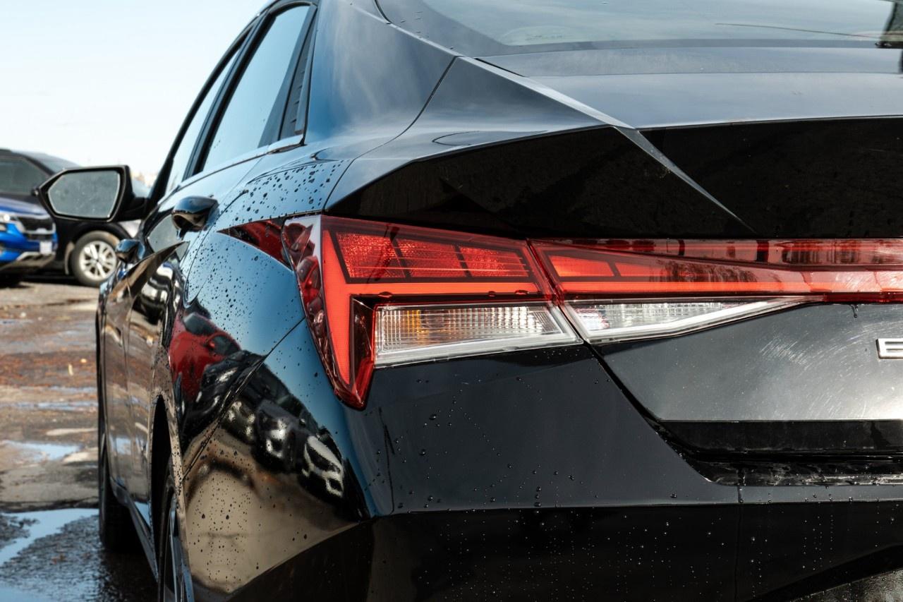 2023 Hyundai Elantra Luxury IVT Photo