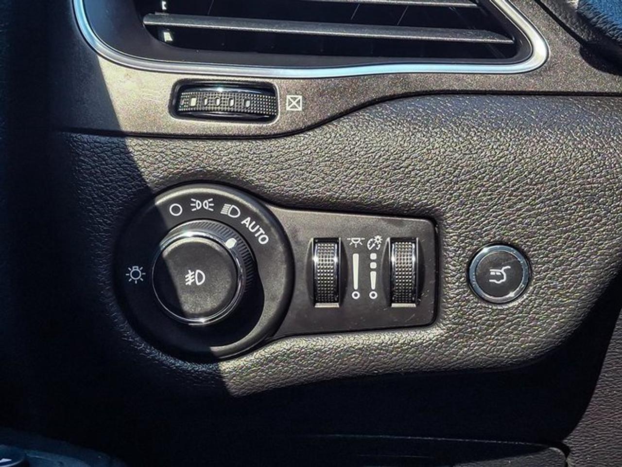 2019 Jeep Cherokee Trailhawk 4x4 | Split Leather | Heated Seats + Steering | Remote Start | Blind Spot Monitor & More ! Photo