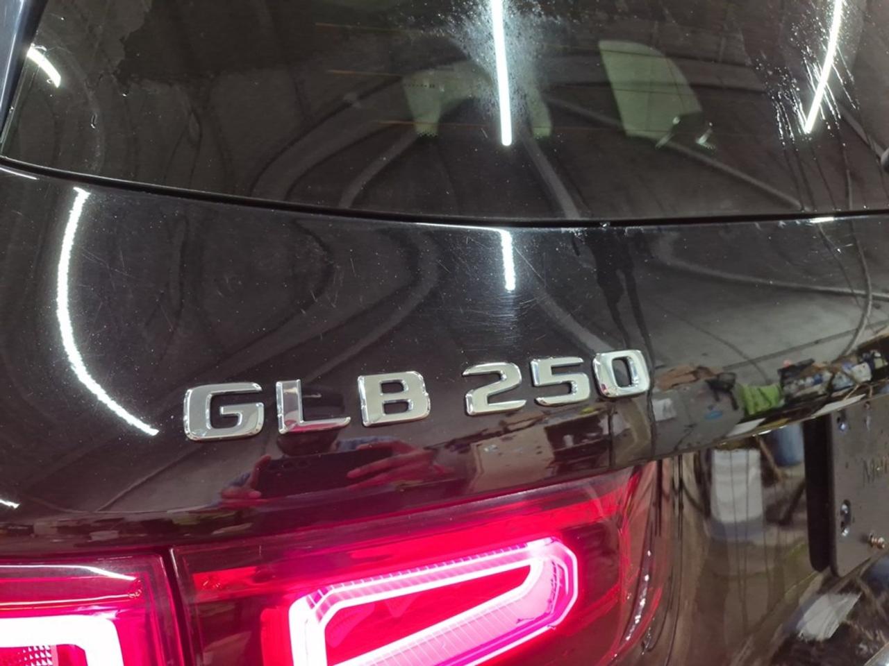 2022 Mercedes-Benz GLB 250 GLB 250 4MATIC SUV Photo