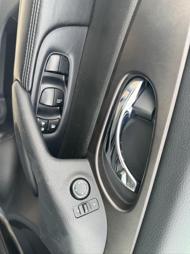 2014 Nissan Rogue SV Photo