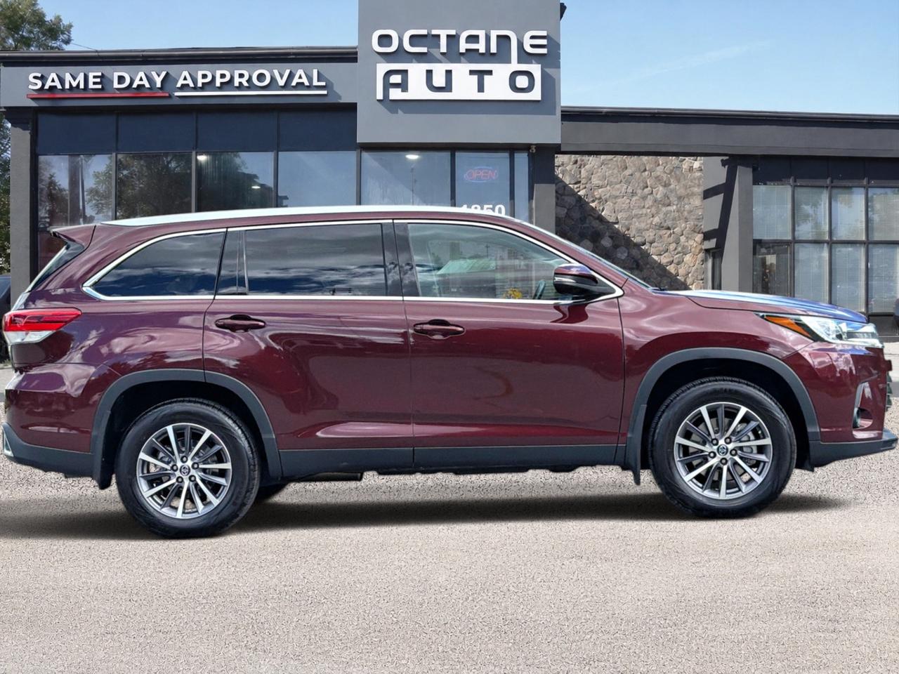 2019 Toyota Highlander AWD XLE Photo3
