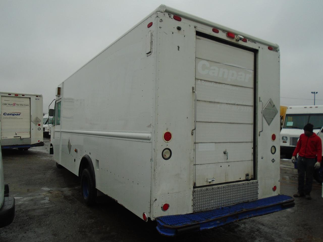 2006 Ford E450 18 foot step van DRW Photo2