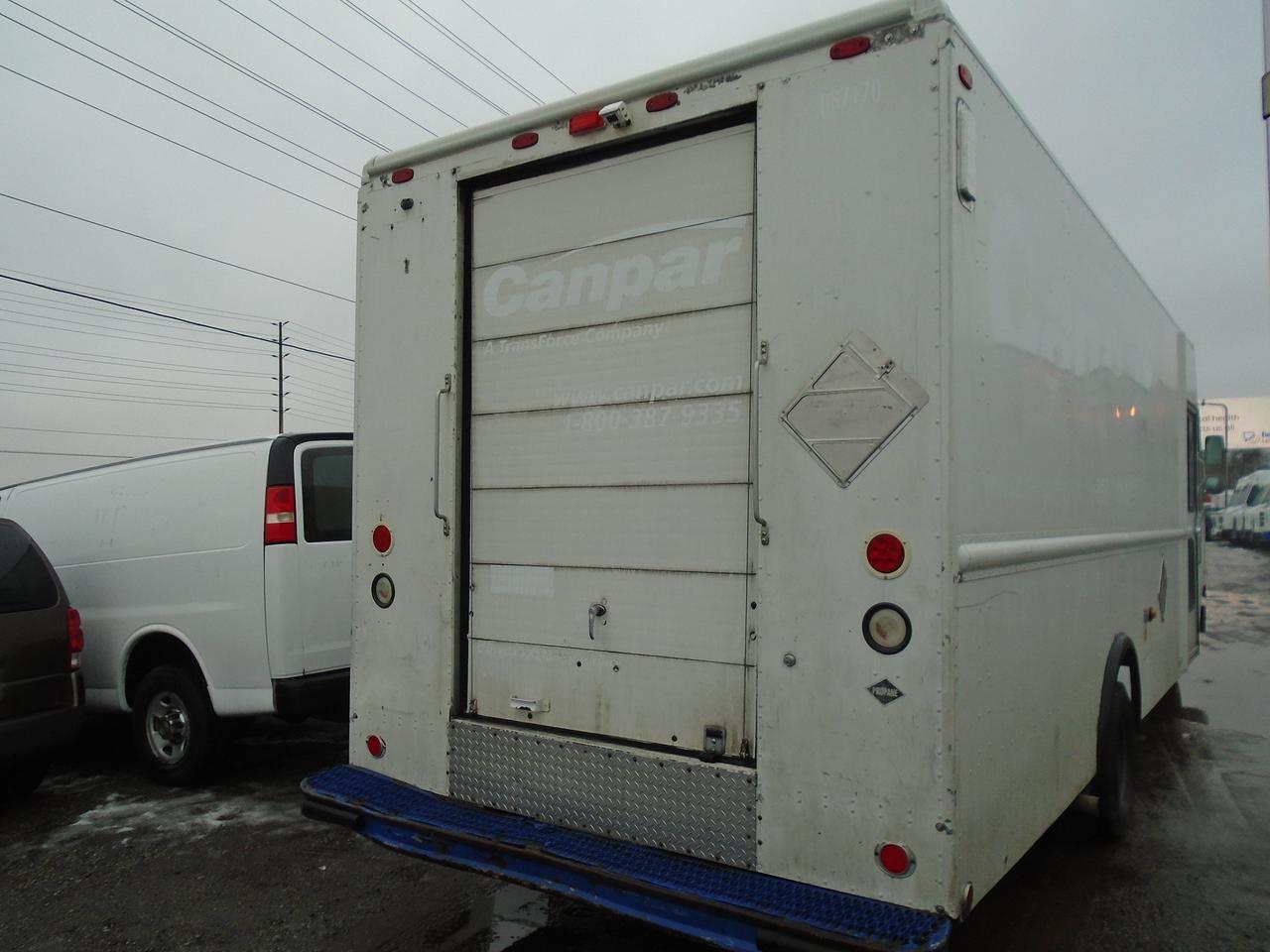 2006 Ford E450 18 foot step van DRW Photo
