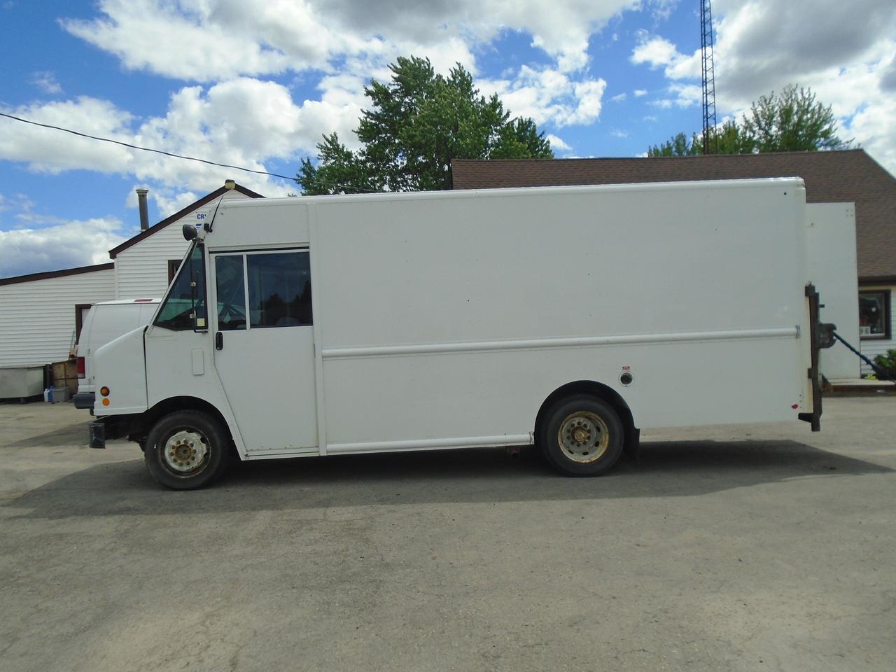 2006 Chevrolet Workhorse W42 16 FT Tailgate Stepvan Photo