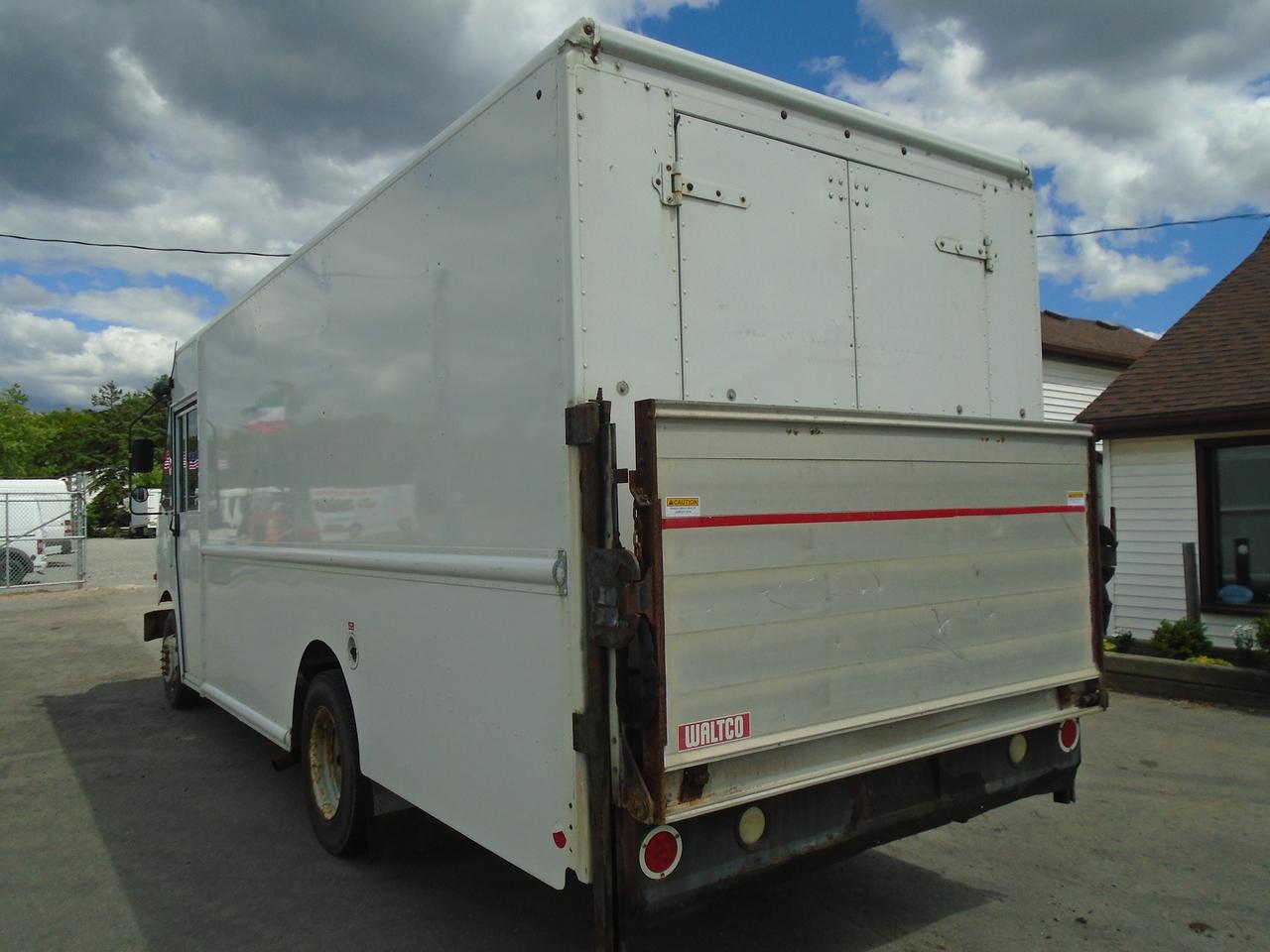 2006 Chevrolet Workhorse W42 16 FT Tailgate Stepvan Photo