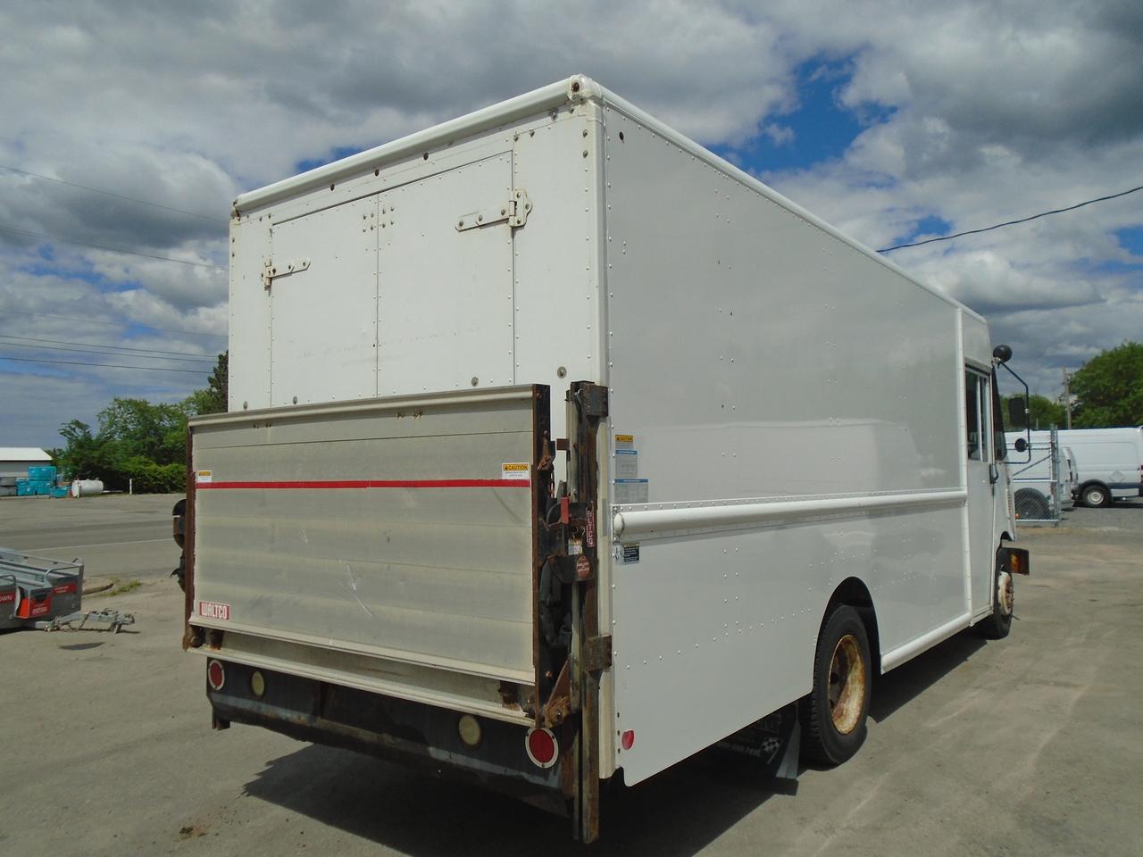 2006 Chevrolet Workhorse W42 16 FT Tailgate Stepvan Photo
