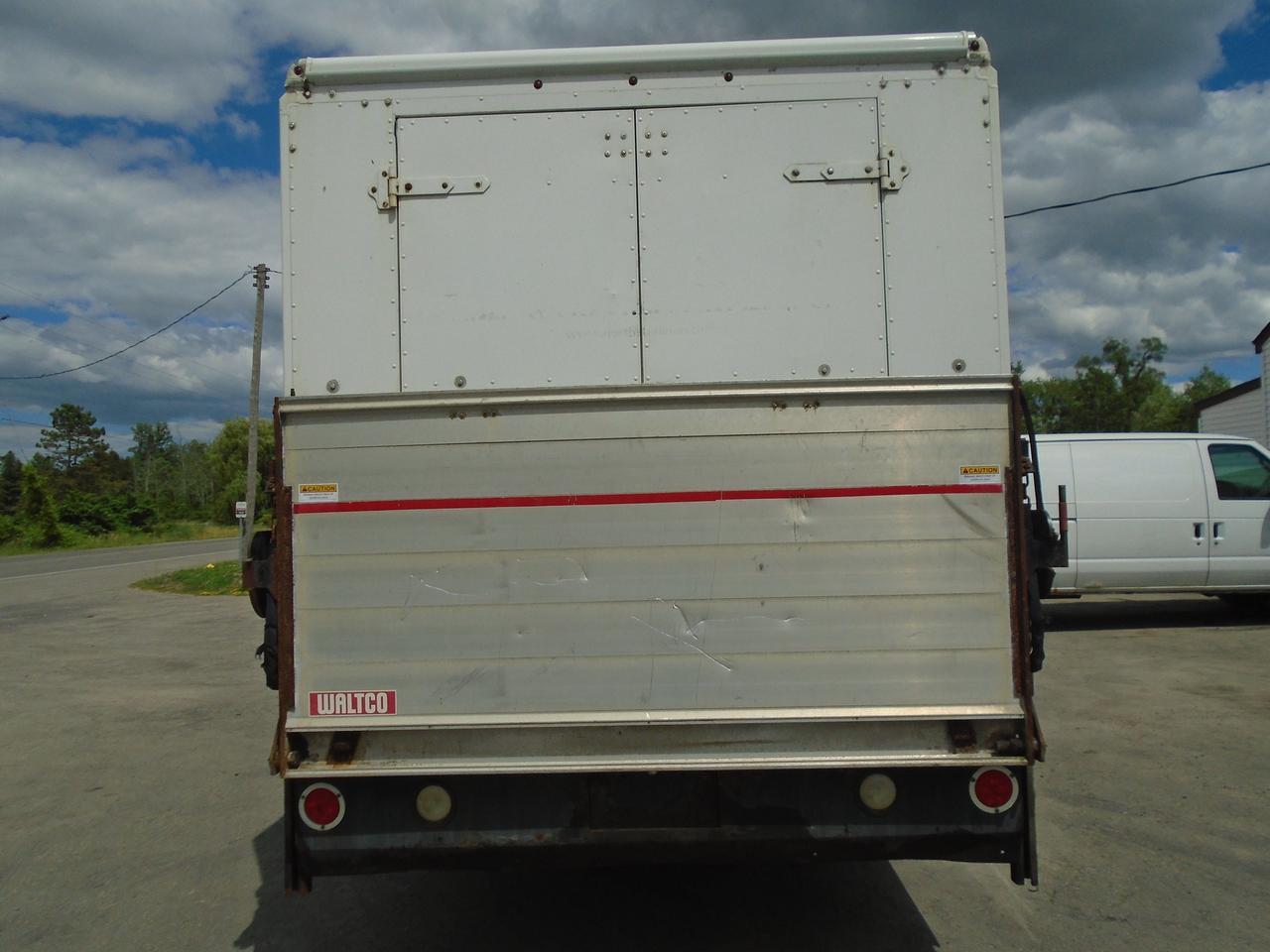 2006 Chevrolet Workhorse W42 16 FT Tailgate Stepvan Photo
