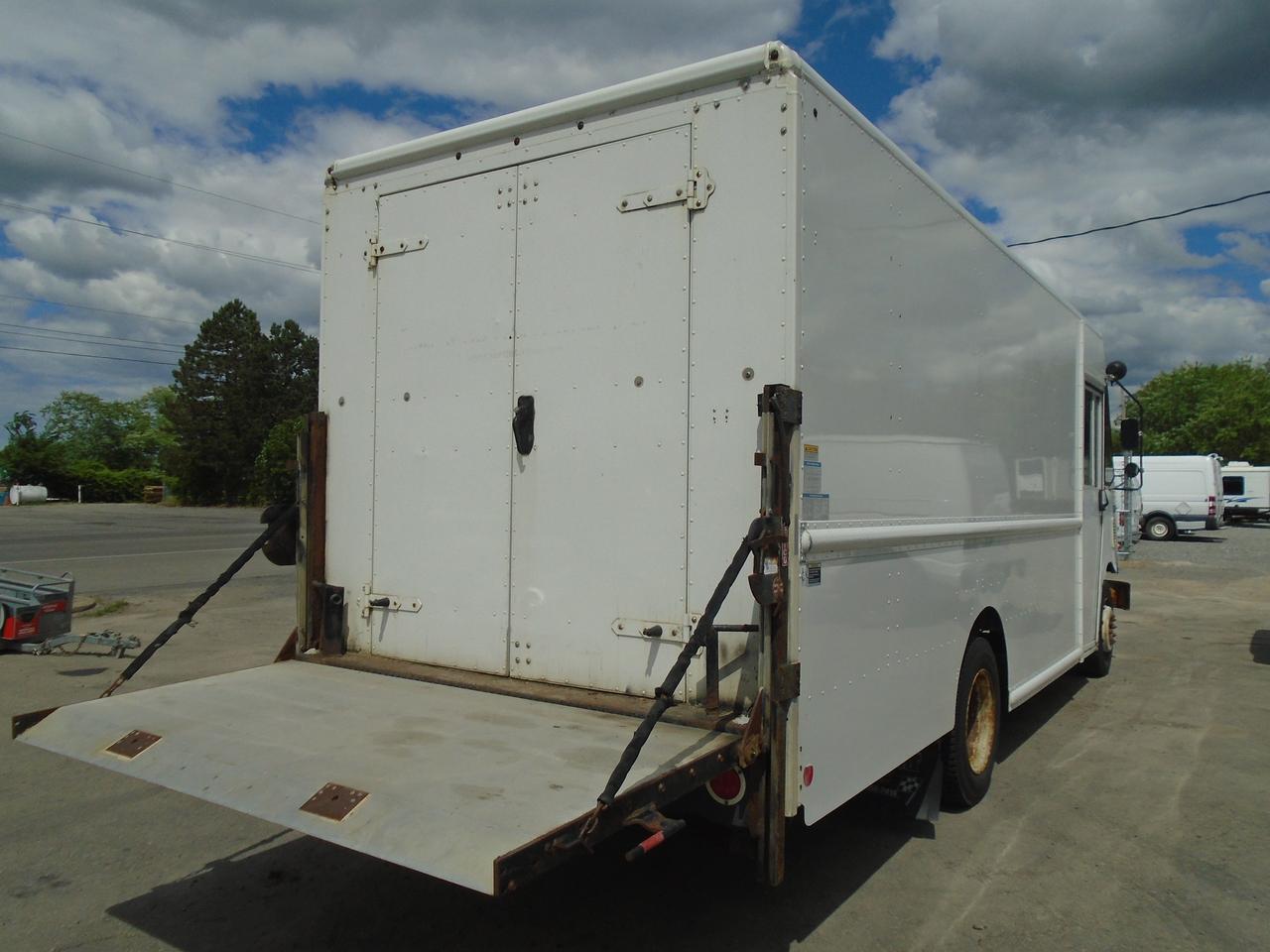 2006 Chevrolet Workhorse W42 16 FT Tailgate Stepvan Photo