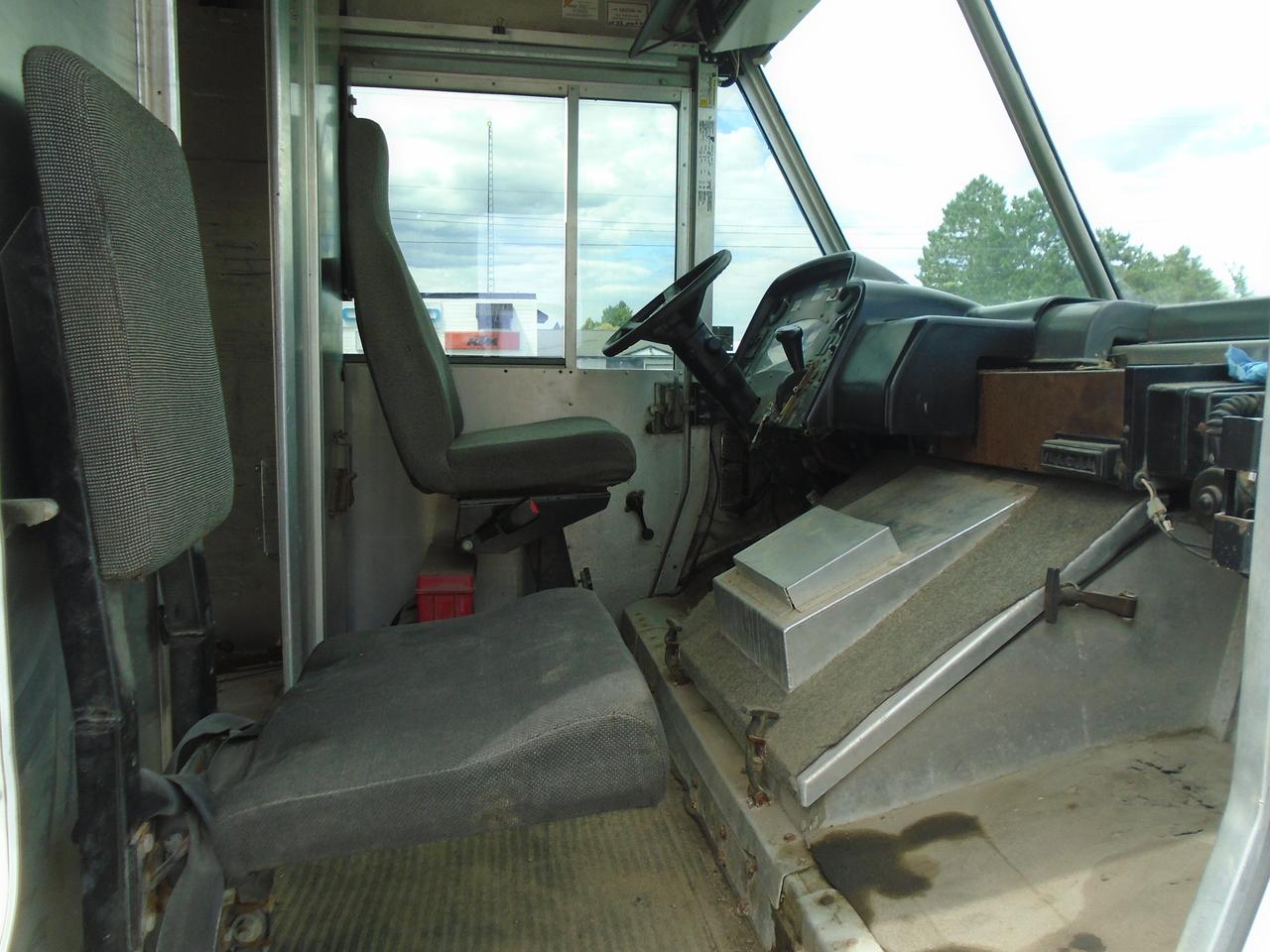2006 Chevrolet Workhorse W42 16 FT Tailgate Stepvan Photo